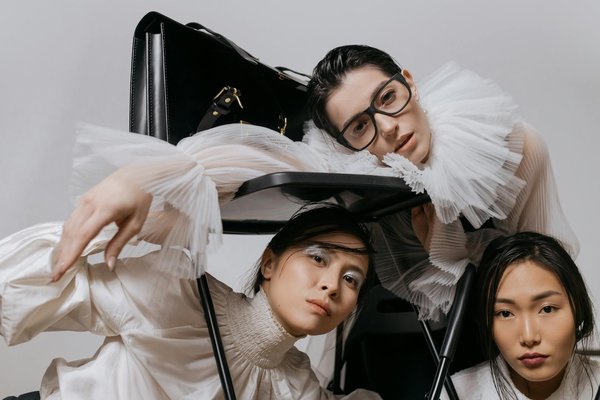 Descubra como integrar acessórios vintage ao seu estilo moderno com elegância e originalidade